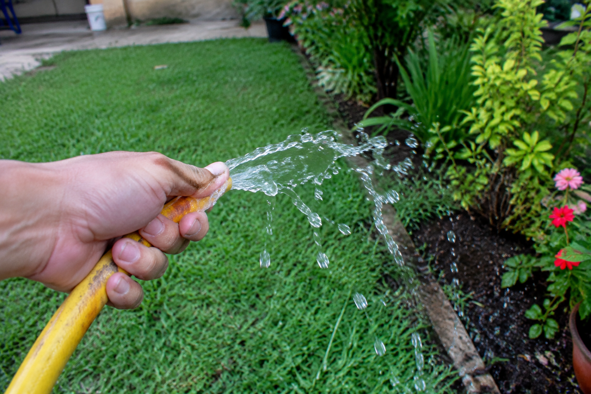 Problema: controlar una manguera sin pico en el jardín